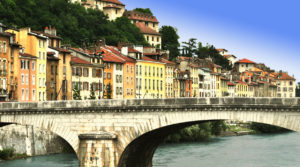 photo du pont de fontaine avec maisons colorées, Grenoble, page contact de Bel'Age Service de proximité