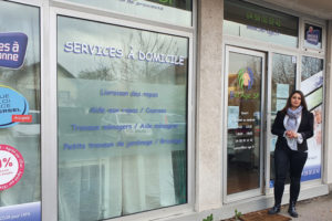 photo de Saïda El Mahri devant les locaux de Bel'Age SP à Echirolles