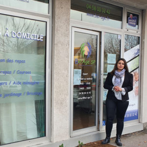 photo de Saïda El Mahri devant les locaux de Bel'Age SP à Echirolles