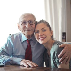 un senior et une jeune femme